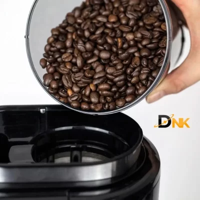 Đổ Hạt Cà Phê Vào Máy Caso Coffee Compact Electronic