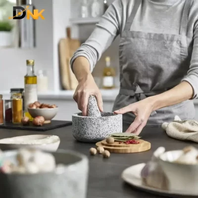 Giã Gia Vị Bằng Cối Đá Joseph Joseph Dash Trong Căn Bếp Hiện Đại