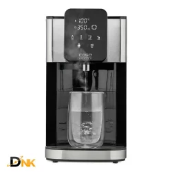 Bình thủy điện CASO HW 1660 màu đen phối inox đang rót nước nóng vào ly.