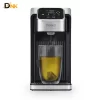 Ảnh Chính Diện Caso Hw 770 Advanced Trên Nền Trắng, Thể Hiện Màn Hình Điều Khiển, Vòi Cấp Nước, Khay Hứng Và Vị Trí Đặt Cốc. Bình Thủy Điện Caso Hw 770 Advanced Nhìn Chính Diện Với Cốc Trà Dưới Vòi.