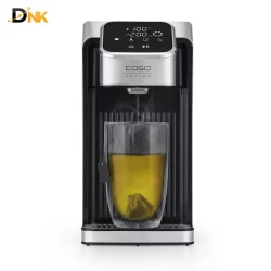 Bình thủy điện CASO HW 770 Advanced nhìn chính diện với cốc trà dưới vòi.