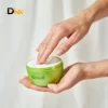 Hình Minh Họa Thao Tác Lấy Kem Từ Hũ Kamill Classic. Nên Giữ Tay Sạch, Khô Và Đậy Kín Nắp Sau Khi Sử Dụng. Bàn Tay Lấy Kem Từ Hũ Kamill Classic Đang Mở Nắp