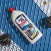 Hình Ảnh Chai Dung Dịch Denkmit Với Thiết Kế Nhãn Khác, Đặt Chéo Trên Vỉ Kim Loại Cùng Khăn Và Búi Cọ. Việc Lựa Chọn Dụng Cụ Vệ Sinh Cần Tuân Theo Hướng Dẫn Của Nhà Sản Xuất Bề Mặt. Chai Dung Dịch Vệ Sinh Lò Nướng Denkmit Đặt Trên Vỉ Kim Loại Nền Xanh