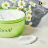 Góc Chụp Cận Cảnh Hũ Kamill Classic Màu Xanh, Chất Kem Trắng Và Hoa Cúc, Giúp Người Xem Quan Sát Kết Cấu Sản Phẩm. Cận Cảnh Hũ Kamill Classic Và Vệt Kem Trắng Bên Cạnh Hoa Cúc