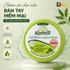 Hình Hũ Kamill Classic Kết Hợp Hoa Cúc Và Hiệu Ứng Nước. Cần Bỏ Thông Tin Aloe Vera Và Dầu Bơ Để Phù Hợp Với Nhãn Sản Phẩm Đang Bán. Hũ Kamill Classic Trên Nền Xanh Với Hoa Cúc Và Hiệu Ứng Nước