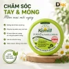 Hình Giới Thiệu Kamill Classic Trên Bục Gỗ Cùng Hoa Cúc, Kèm Nội Dung Về Dưỡng Ẩm, Làm Mềm Da Tay Và Chăm Sóc Vùng Da Quanh Móng. Hình Giới Thiệu Kamill Classic Chăm Sóc Da Tay Và Vùng Da Quanh Móng