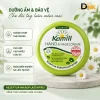 Hình Giới Thiệu Kamill Classic Với Các Thông Tin Về Dưỡng Ẩm, Kiểm Nghiệm Da Liễu Và Công Thức Không Chứa Vi Nhựa Trên Nền Xanh Sáng. Kem Dưỡng Tay Kamill Classic Với Thông Tin Dưỡng Ẩm Và Công Thức Không Vi Nhựa