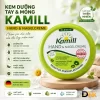 Hũ Kamill Classic Được Bố Trí Trên Bục Gỗ Với Hoa Cúc Và Nền Sáng. Cần Chỉnh Phần Thông Tin Thành Phần Trên Ảnh Cho Khớp Nhãn Thực Tế Trước Khi Đăng. Hũ Kem Kamill Classic Màu Xanh Trên Bục Gỗ Cùng Hoa Cúc