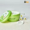 Hũ Kem Kamill Classic Mở Nắp, Thể Hiện Phần Kem Bên Trong, Đặt Cùng Hoa Cúc Và Vệt Kem Trên Nền Sáng. Kết Cấu Kem Trắng Trong Hũ Kamill Classic Mở Nắp