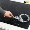 Hình Ảnh Minh Họa Người Dùng Cầm Dao Cạo Để Vệ Sinh Khu Vực Quanh Vùng Nấu. Cần Tuân Thủ Hướng Dẫn Chăm Sóc Mặt Kính Của Nhà Sản Xuất Bếp Khi Thao Tác. Người Dùng Cầm Dao Cạo Vệ Sinh Vết Bám Quanh Vùng Nấu Trên Mặt Kính Bếp