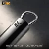 Hình Ảnh Chi Tiết Tay Cầm Kim Loại Của Dụng Cụ Wmf, Thể Hiện Bề Mặt Hoàn Thiện, Logo Thương Hiệu Và Khoen Treo Ở Phần Đuôi. Tay Cầm Cromargan Của Dụng Cụ Wmf Với Logo Và Khoen Treo