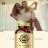 Hình Thương Hiệu Solgar Với Thông Điệp Find Your Gold Và Người Mẹ Bế Con.
